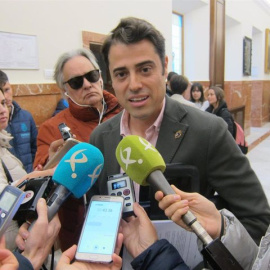 El exconcejal de Vox en Badajoz, Alejandro Vélez, atiende a los medios en una imagen de archivo.
