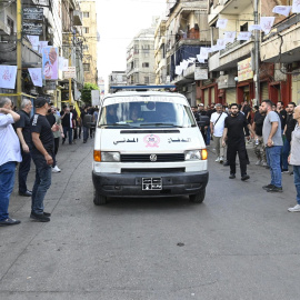 Una ambulancia recorre las calles de Beirut este miércoles.