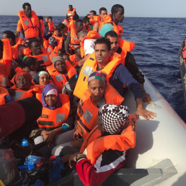 Imagen de la embarcación rescatada frente a las costas libias por el barco Open Arms.- PROACTIVA OPEN ARMS