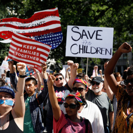 Miles de manifestantes salen a las calles de Nueva York contra la política migratoria de Trump, que separa a los niños de sus padres al cruzar la frontera con México.- REUTERS