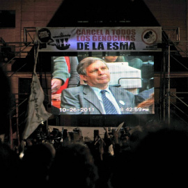 La gente se reúne frente a la corte para ver en una pantalla gigante la sentencia del ex oficial de la Armada Argentina Alfredo Astiz, "el ángel rubio de la muerte", y otros 17 militares por crímenes contra los derechos humanos durante la dictadura mil