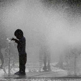 29/06/2019.- Varios jóvenes combaten las altas temperaturas registradas en Pamplona refrescándose en una de las fuentes de la capital navarra. EFE/Villar López