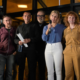 2/12/22 Díaz, rodeada por las personas que intervinieron en el acto de Sumar.