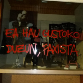 Pintada en el negocio de la madre del presidente del partido ultraderechista Vox, Santiago Abascal, que pone en euskera "Ea hau gustoko duzun, faxista", ("A ver si te gusta esto, fascista").
