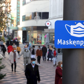 Una señal indica la obligatoriedad de las mascarillas en Gelsenkirchen, Alemania