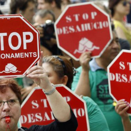 Fotografía de archivo de una manifestación contra el desahucio de familias por impagos de hipoteca.
