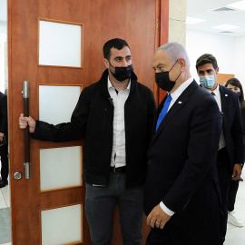 El primer ministro israel, Benjamin Netanyahu (con mascarilla), abandona la sala donde se celebra el juicio contra él por corrupción, en Jerusalen. REUTERS/Abir Sultan/Pool