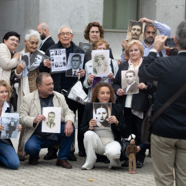 Foto de familia de los familiares de víctimas por el Día de Recuerdo y Homenaje a todas las víctimas del golpe militar, la guerra y la dictadura, a 31 de octubre de 2022, en Madrid (España).