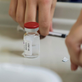 Los sanitarios se preparan para administrar la primera dosis de la vacuna AstraZeneca en el Hospital de Can Misses de Ibiza. - EFE