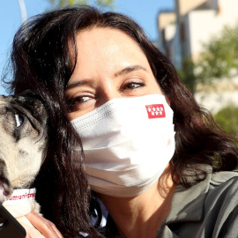 La presidenta de la Comunidad de Madrid y candidata del PP a la reelección, Isabel Díaz Ayuso, durante una visita el barrio de Sanchinarro este miércoles en Madrid.