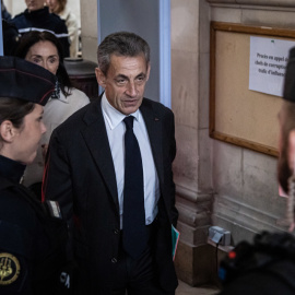 El expresidente francés Nicolas Sarkozy llega al tribunal para un juicio de apelación por corrupción y tráfico de influencias en París, Francia, 05 de diciembre 2022.