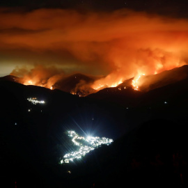 Vista de de las llamas del incendio de Sierra Bermeja.
