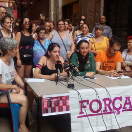 Roda de premsa del Sindicat d'Habitatge del Raval al carrer Hospital 99 per anunciar les mobilitzacions dels pròxims 15 dies per evitar el desallotjament a càrrec del fons voltor Blackstone. @RavalSindicat