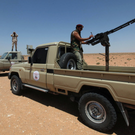 Fuerzas del ejército sirio patrullan para prevenir cualquier ataque del estado Islñamico.REUTERS/Ismail Zitouny