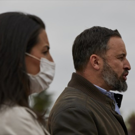 El líder nacional del partido y director de campaña, Santiago Abascal interviene en la Plaza de la Vicalvarada, a 8 de abril de 2021, en Madrid (España).