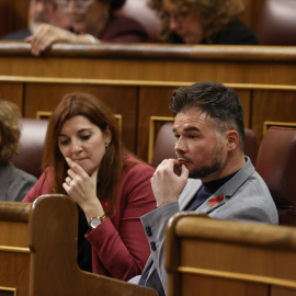 01/12/2022.- El portavoz de ERC ene l Congreso Gabriel Rufián (d) y la diputada de ERC Carolina Telechea (2d) durante el pleno celebrado este jueves, en el Congreso de los Diputados en Madrid. EFE/ Javier Lizon