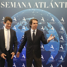 El ex primer ministro de Francia Manuel Valls, junto al expresidente del gobierno español José María Aznar (d), durante la clausura la III Semana Atlántica del IADG donde pronuncia la conferencia magistral "La importancia de los valores en la polític