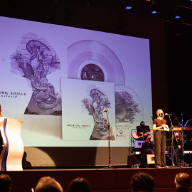 Moment de l'entrega al premi a Helga Pérez al millor disseny pel disc d'Smoking Souls.