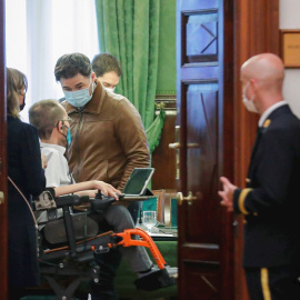 El portavoz de ERC, Gabriel Rufián (c), conversa con el portavoz de Unidas Podemos, Pabo Echenique (2i), en el Congreso en el marco de la reunión de la Junta de Portavoces, este martes.