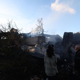 Un bombero apaga un incendio procedente de proyectiles disparados desde el sur del Líbano, cerca de Safed, en el norte de Israel, el 21 de septiembre de 2024.