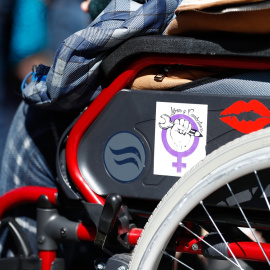 Una mujer en silla de ruedas durante la manifestación feminista en la Puerta del Sol con motivo del 8-M, en una imagen de archivo.