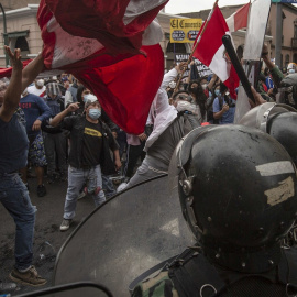 La policía dispersa a manifestantes que marchan hacia el Palacio de Gobierno y el Palacio Legislativo en Lima (Perú).