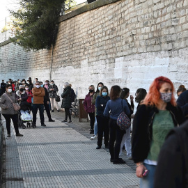 Varias personas esperan para realizarse un test serológico en Torrejón de Ardoz, este martes