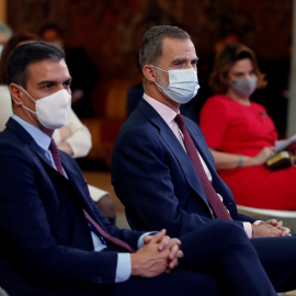 El rey Felipe VI (d) y el presidente del Gobierno, Pedro Sánchez (i) durante las celebraciones del 75 aniversario de la fundación de la ONU en el Palacio de El Pardo. EFE/J.J. Guillén POOL