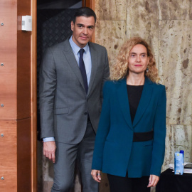 21/11/2022.- El presidente del Gobierno, Pedro Sánchez, y la presidenta del Congreso, Meritxell Batet, a su llegada a la sesión plenaria de la Asamblea Parlamentaria de la OTAN celebrada en Madrid. Gustavo Valiente / Europa Press