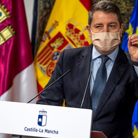 18/01/2021.- El presidente de Castilla-La Mancha, Emiliano García-Page, ofrece una rueda.