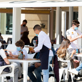 Varias personas en una terraza de Sanxenxo, en Pontevedra, Galicia