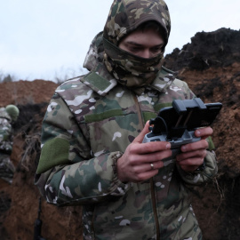 Dos soldados ucranianos prueban un dron armado cerca de Bakhmut (Ucrania).