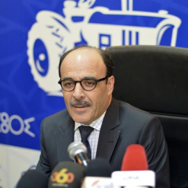 El ya ex secretario general del Partido marroquí Autenticidad y Modernidad (PAM), Ilyas al Omari, hoy durante la rueda de prensa en la que ha informado a los medios de su dimisión.- EFE/Mohamed Siali