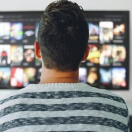 Imagen de archivo de una persona viendo la televisión.