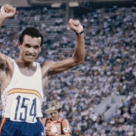 Jordi Llopart celebrant una victòria en marxa.