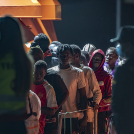 Migrantes llegan a bordo de la Guardamar Calliope al puerto de La Restinga tras ser rescatados, a 20 de septiembre de 2024, en El Hierro, Canarias.