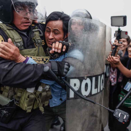 Manifestantes que respaldan al destituido presidente Pedro Castillo enfrentan a la Policía, a las afueras de la Prefectura de Lima, donde permanece detenido el ahora expresidente, hoy, en Lima (Perú).