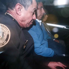 Pedro Castillo sale detenido en un vehículo policial tras ser destituido por el Congreso.