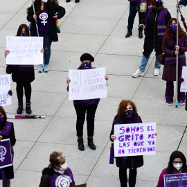 Varias mujeres participan en una concentración feminista convocada por la Comisión 8M en Santander