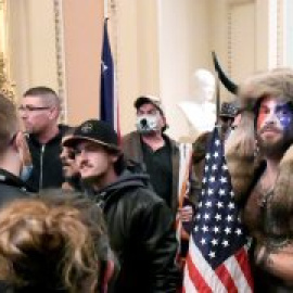 El 'bisonte de QAnon', condenado a tres años y medio de cárcel por el asalto al Capitolio