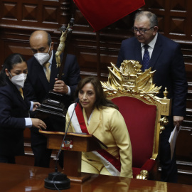 La abogada Dina Boluarte es juramentada como nueva presidenta del Perú a 7 de diciembre de 2022, en la sede del Congreso en Lima.