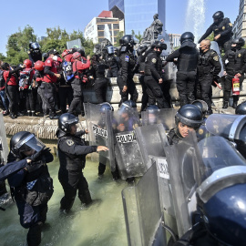 La policía de Cancún agrediendo a las manifestantes.