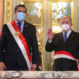El presidente peruano, Manuel Merino (izq.), con Antero Flores-Araoz (der.) tras jurar como nuevo presidente del Consejo de Ministros, en Palacio de Gobierno en Lima.