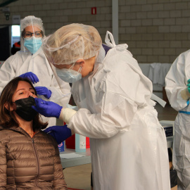 Una dona en el moment de fer-se la PCR aquest divendres 30 d'octubre.