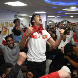 Seguidores de la selección de Marruecos celebran la victoria ante España en el Mundial de Catar en un bar de El Ejido, Almería, a 6 de diciembre de 2022.