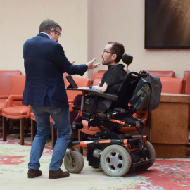 20/09/2022.- El portavoz del grupo socialista en el Congreso, Patxi López, conversa con su homólogo de Unidas Podemos, Pablo Echenique. Gustavo Valiente / Europa Press