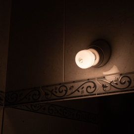 Una lámpara se mantiene encendida en el interior de una casa.