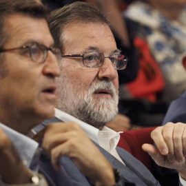 El presidente del Gobierno , Mariano Rajoy,c, acompañado por el presidente de la Xunta de Galicia, Alberto Núñez Feijóo, durante el acto conmemorativo del 40 aniversario del grupo hotelero Hotusa, celebrado hoy en Chantada. EFE/Eliseo Trigo