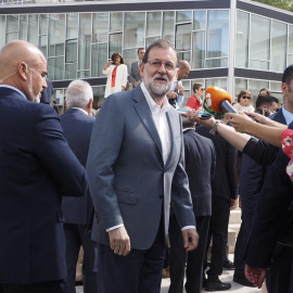 El presidente del Gobierno , Mariano Rajoy, a su llegada a la localidad de Chantada donde asistió a la conmemoración del 40 aniversario del grupo hotelero Hotusa. EFE/Eliseo Trigo