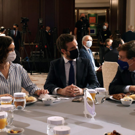 La presidenta de la Comunidad de Madrid, Isabel Díaz Ayuso (i) y el alcalde de Madrid, José Luis Martínez-Almeida (d) conversan con el líder del PP, Pablo Casado (c) durante el desayuno informativo del Fórum Europa la pasada semana en Madrid. (7-9-20